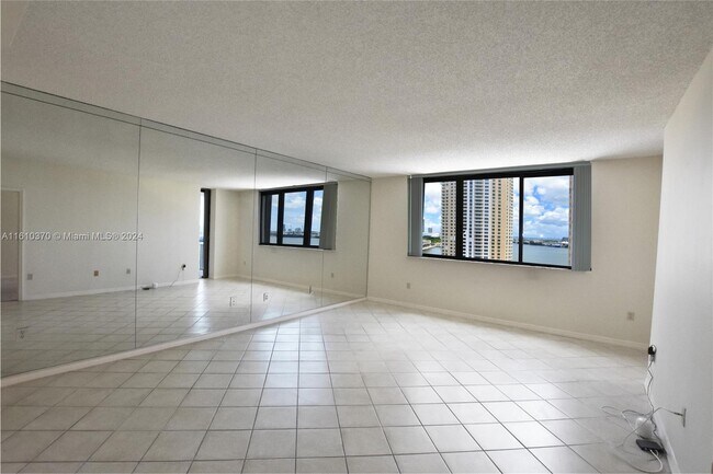 Building Photo - 540 Brickell Key Dr