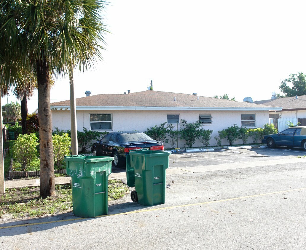 Building Photo - 5641 NW 27th Ct