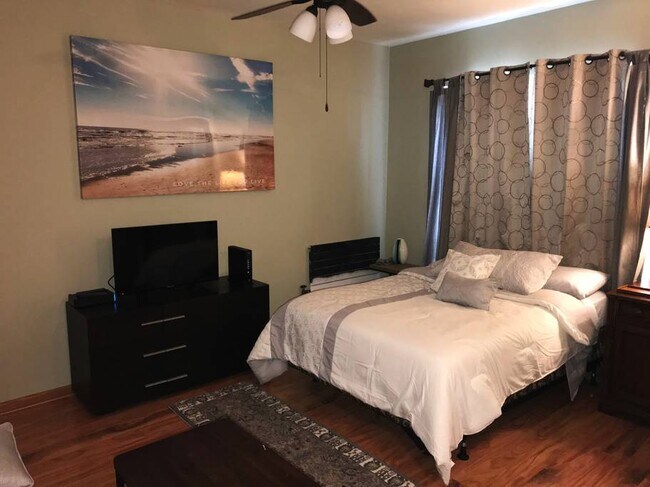 Building Photo - 5135 S Kenwood Ave