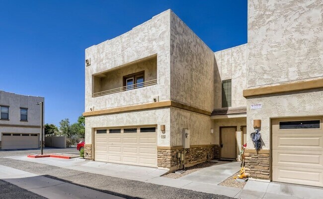 Building Photo - 3 bed 2.5 Bath Townhouse in Cave Creek