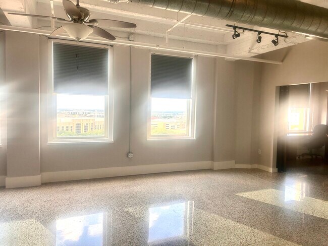 Foto del edificio - 221 W Lancaster Ave