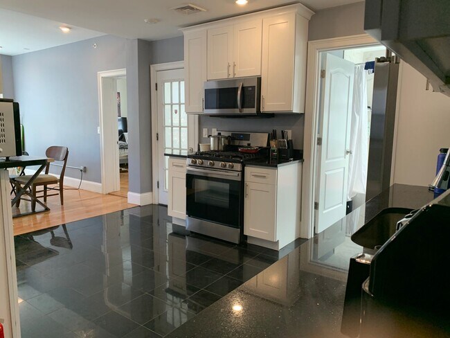 Foto del edificio - 8-Bed, 9-Bath Apartment – Fully Renovated & Steps from Boston College