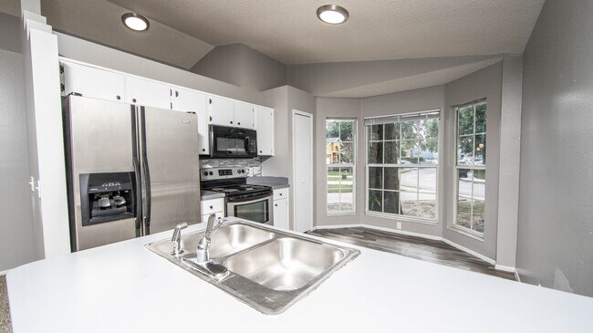 Foto del edificio - 148 Oak Grove Rd