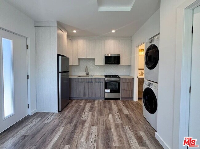Foto del edificio - 8045 Darby Ave