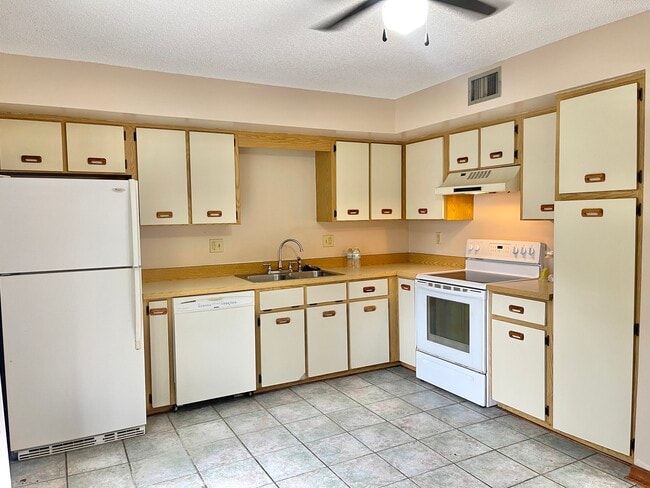 Building Photo - 2085 Oak Meadow Cir