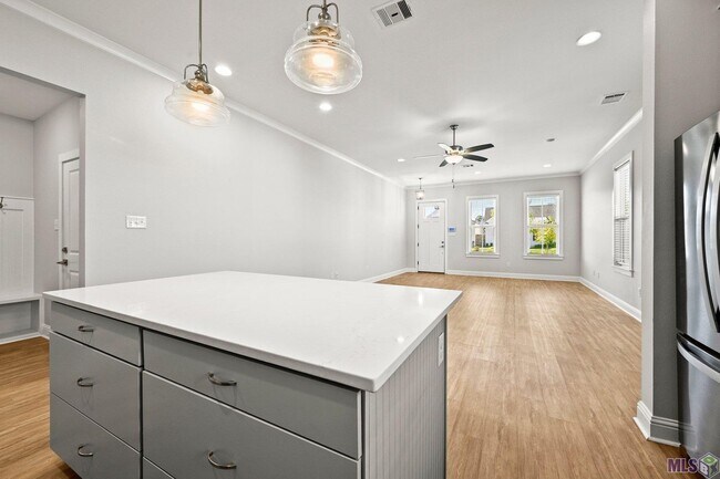 Building Photo - Beautiful Modern Farmhouse 3 bedroom plus ...