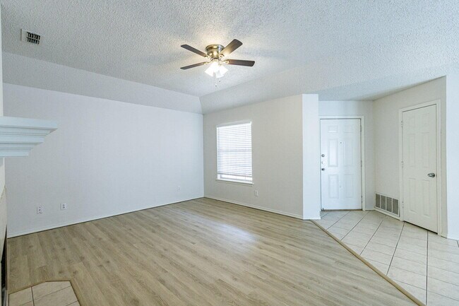 Foto del edificio - 10106 Englewood Ave