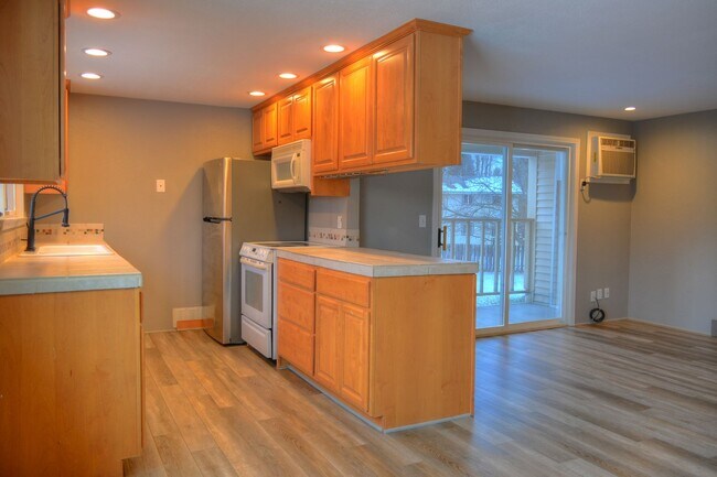 Building Photo - Beautiful Upper South Hill Condo