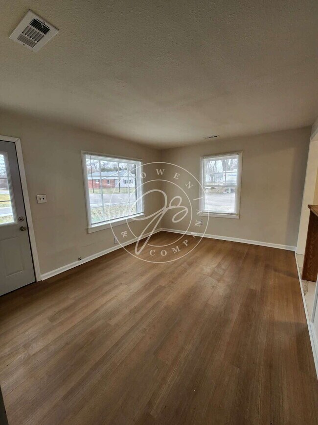 Foto del edificio - "Charming 2-Bedroom Retreat on Birkdale Road with Cozy 700 sq ft Layout in Toledo!"