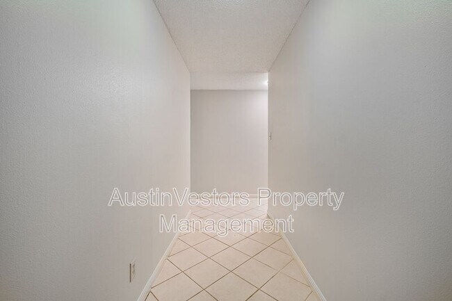 Foto del edificio - 8801 Camelia Ln