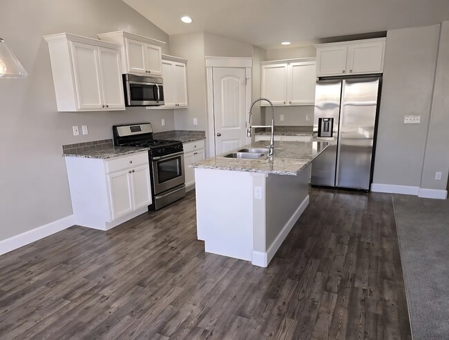 Building Photo - 5240 N Diamond Creek Ave