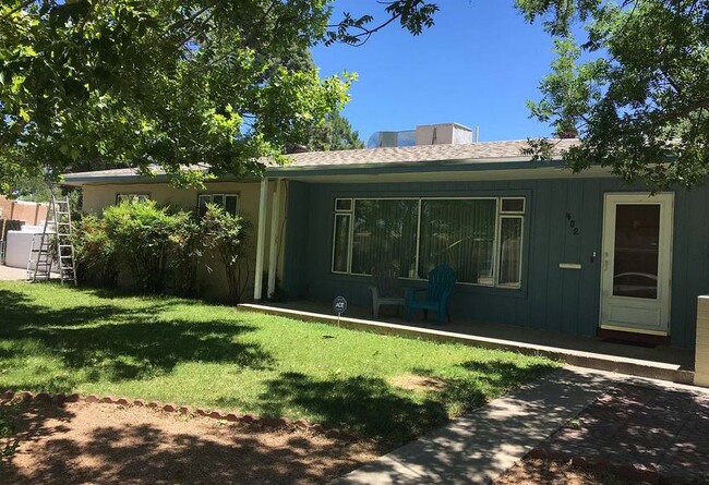 Building Photo - 402 Montclaire Dr NE