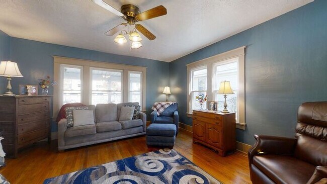 Building Photo - Spacious 3 bedroom with 2 enclosed porches...