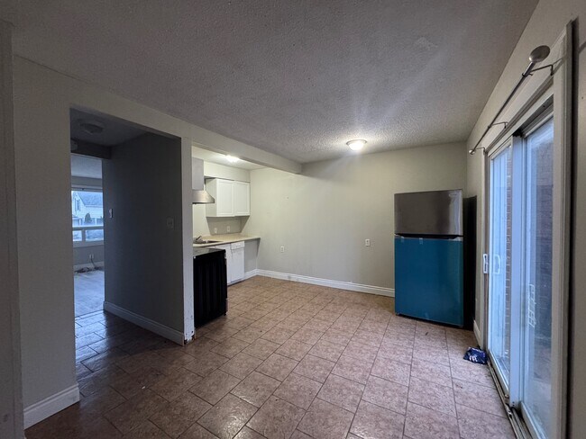 Photo du bâtiment - Renovated 2 Bedroom & 1 Bathroom Townhome!