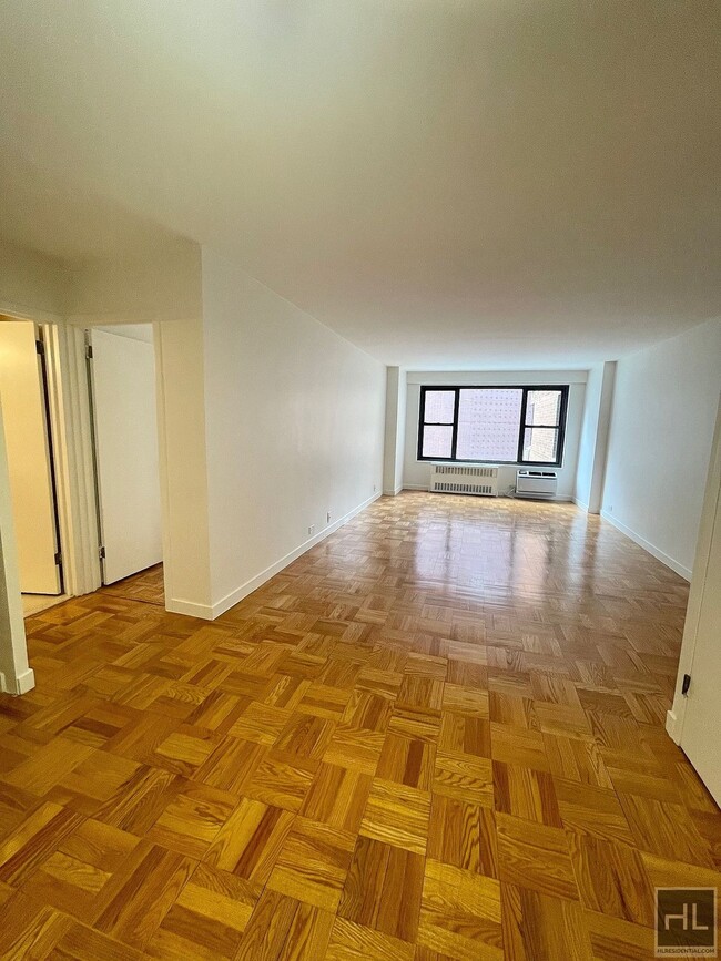 Building Photo - AMAZING ONE BEDROOM APARTMENT!! AMAZING DE...