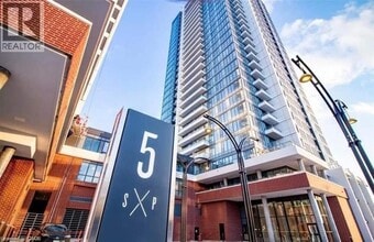 Building Photo - 5 Wellington St S