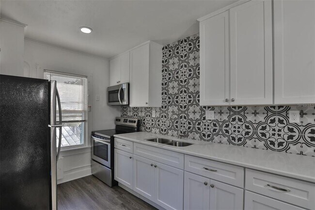 Building Photo - 228 9th Ave N