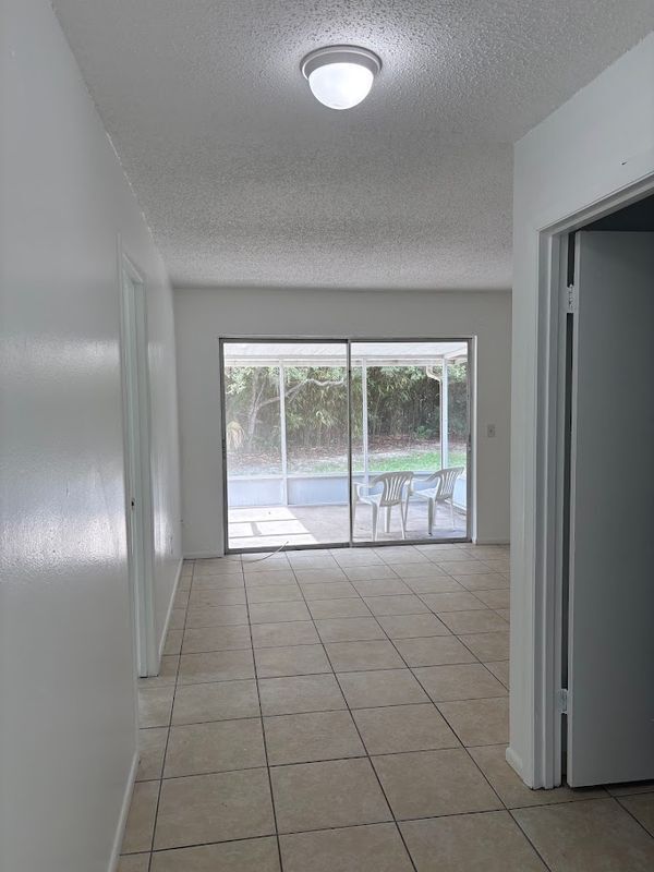 Foto del edificio - 7467 Mead Dr