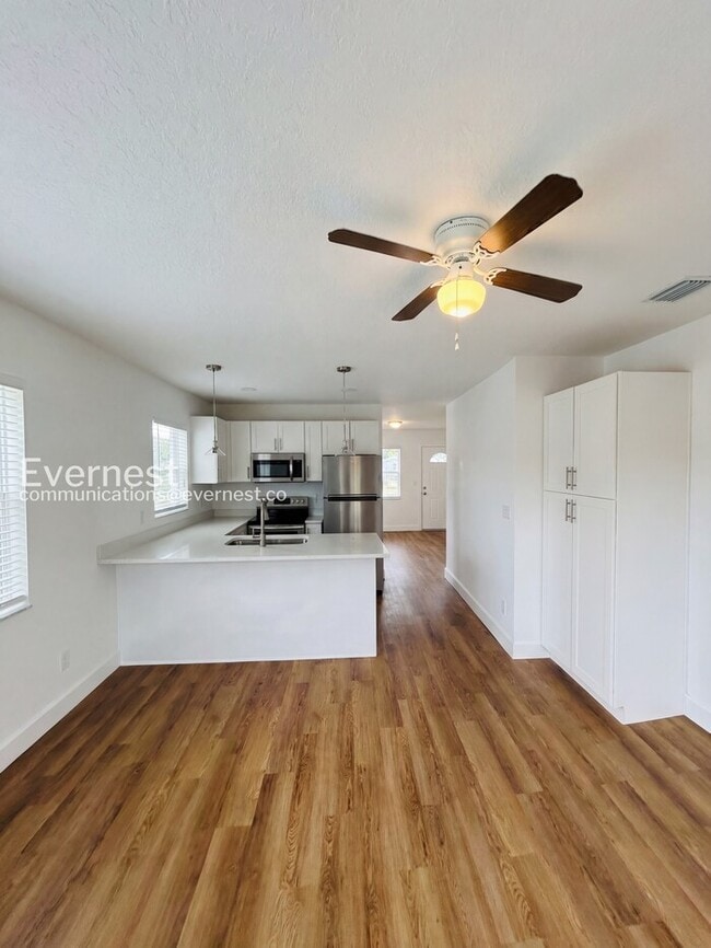 Building Photo - 2070 Loma Linda Way N