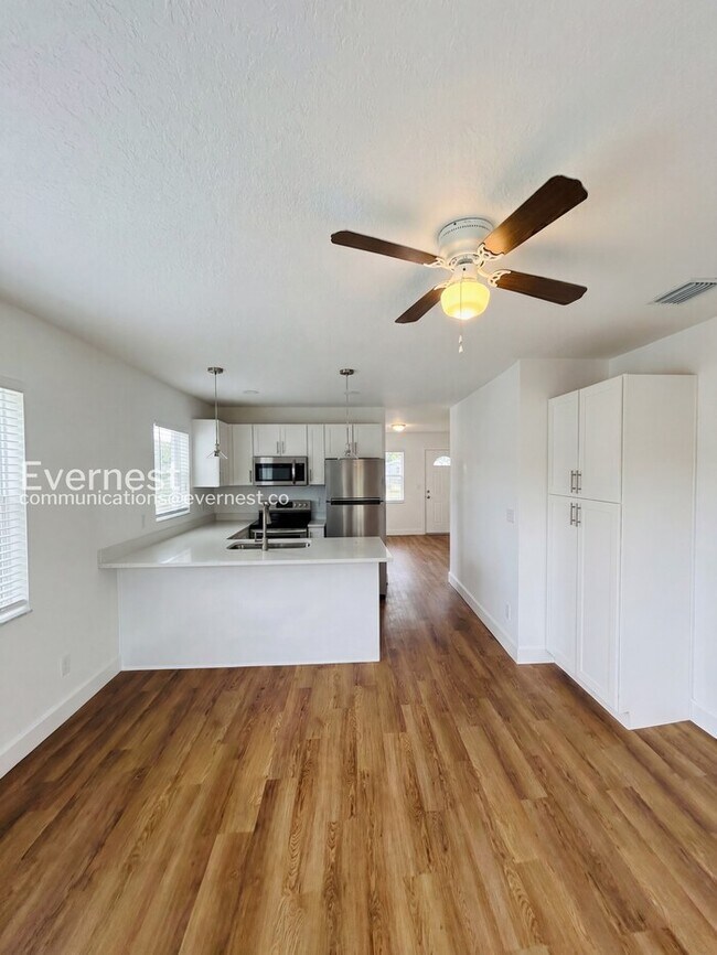 Foto del edificio - 2070 Loma Linda Way N