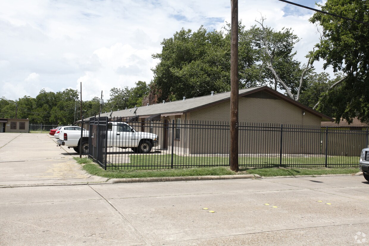 Brazoria Oaks Apartments Brazoria, TX