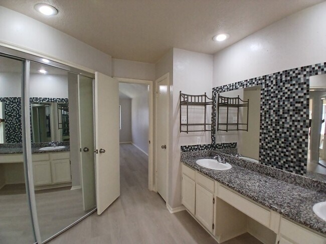 Foto del edificio - 2931 Auburn Dr