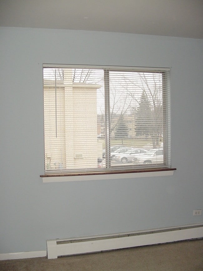1 bedroom - bedroom window - 546 Eichler Dr
