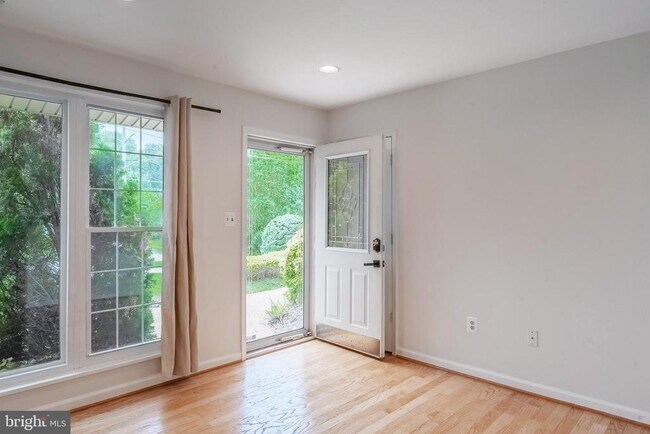 Foto del edificio - 5008 Treetop Ln