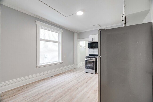 Building Photo - 32 Mackay Av