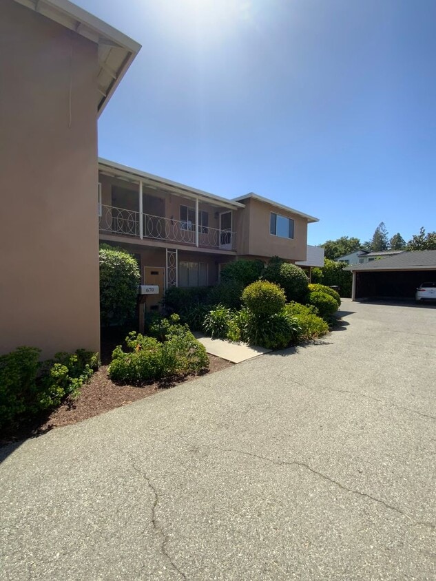 670 Oak Grove Ave Unit Oak Grove 670 4, Menlo Park, CA 94025 Room