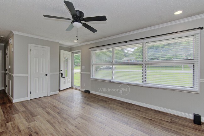 Building Photo - Charming 3BD/1.5BTH Ranch Home with Fenced...