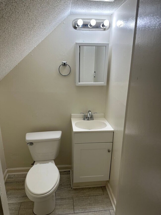 Building Photo - Spacious 2bedroom Townhome (500.00 off first full months rent ) Apply by 4/20/2026