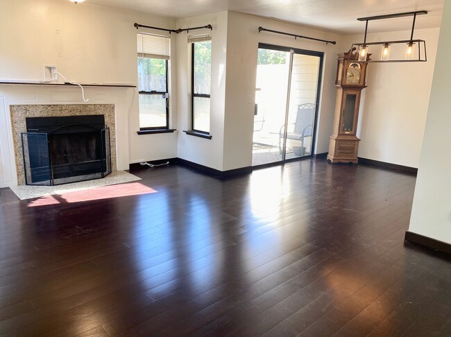 Building Photo - Kent Townhouse