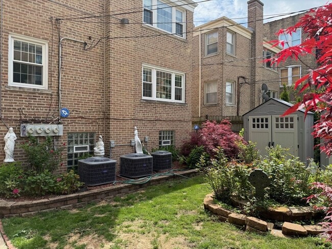 Building Photo - 5534 N Campbell Ave