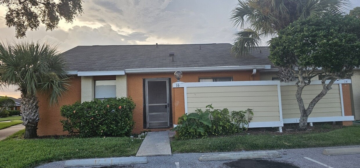 Primary Photo - SILVER PARK VILLAS