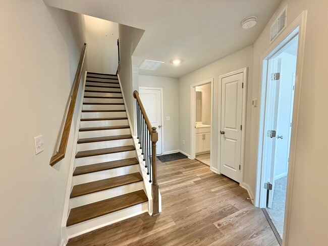 Foto del edificio - Gorgeous 3BD, 3.5BA Apex Townhome with 1-Car Garage in an HOA Community