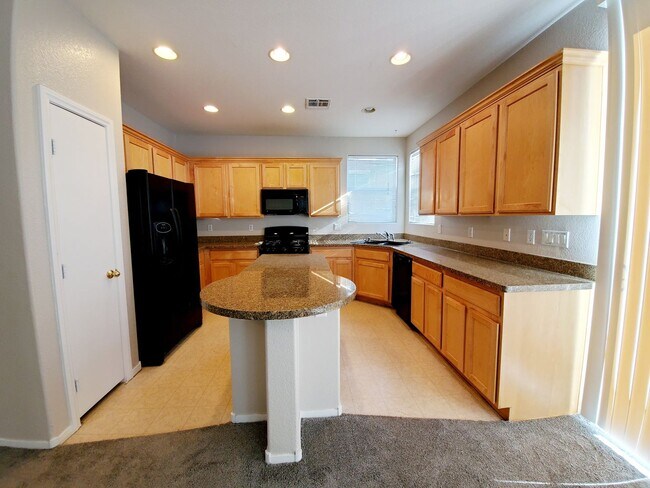 Foto del edificio - VERY SPACIOUS 3 BED / 2.5 BATH 2-STORY HOM...