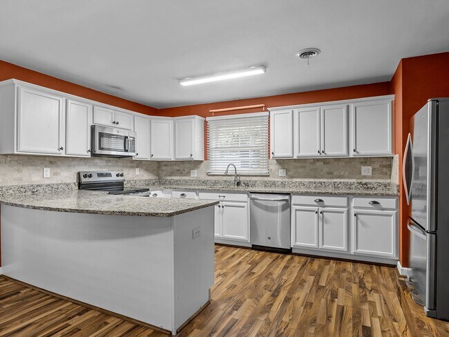 Building Photo - Spacious 2 bedroom 1.5 bathroom home in th...