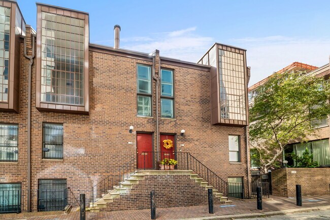 Building Photo - 10 Saint James Ct