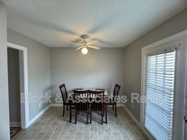 Foto del edificio - 1717 Stroll Cir