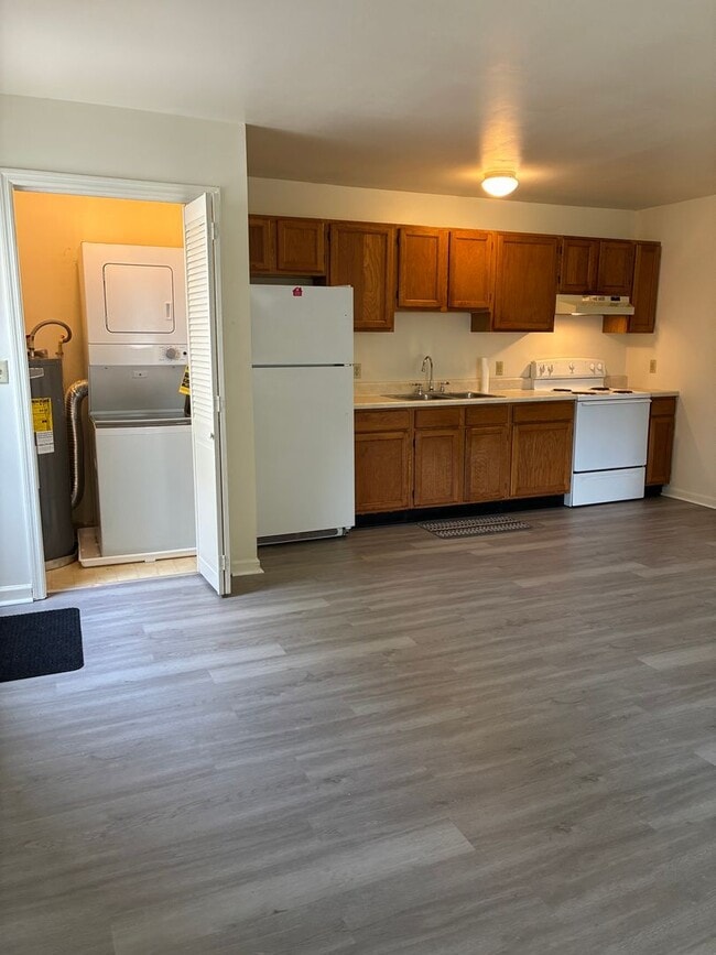 Building Photo - Bright & Spacious 2BR Top-Floor Apartment ...