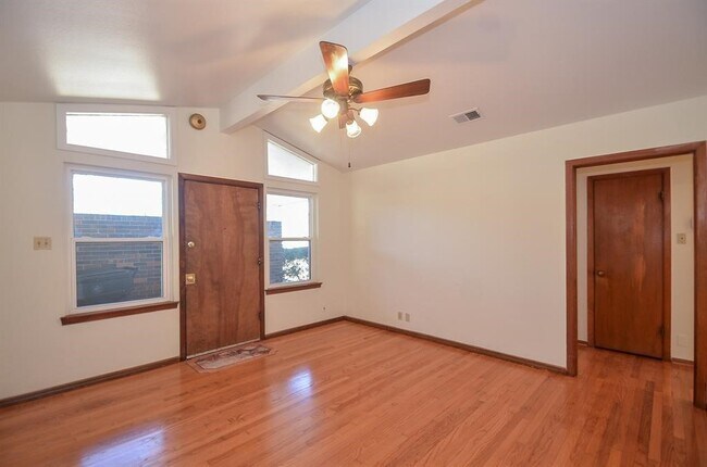 Foto del edificio - 6923 Cole Creek Dr