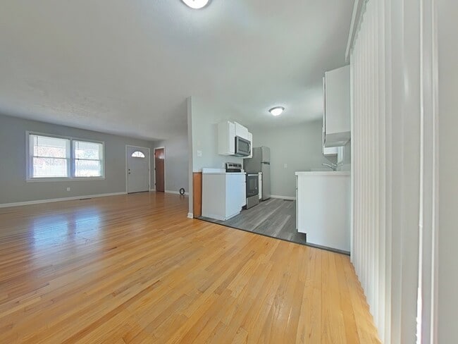 Foto del edificio - 3320 Forest Lake Dr