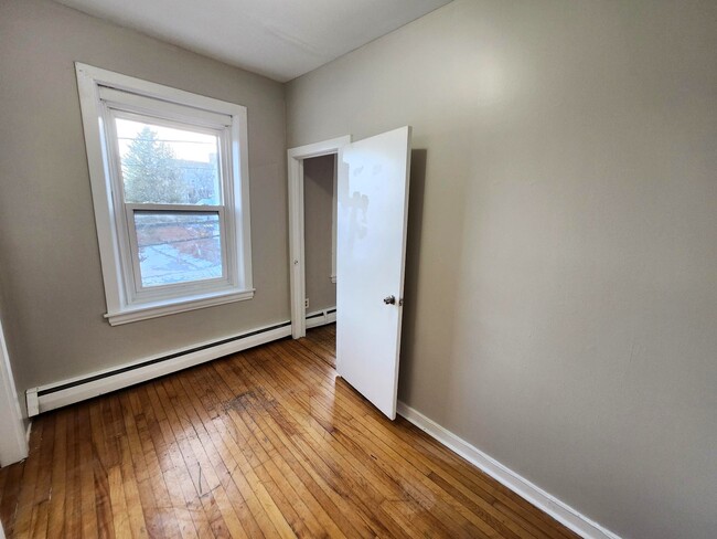 Building Photo - 33 Paddock St