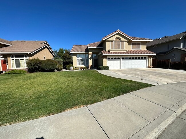 Building Photo - Beautiful 4 Bedroom, 3 full bath, 3-car ga...