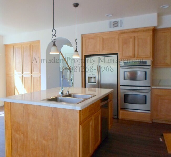 Building Photo - Newer Spacious Home Minutes from Downtown ...