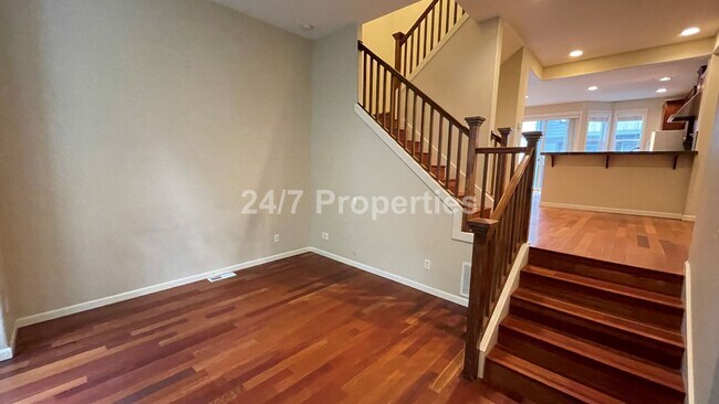 Foto del edificio - Beautiful 3 BD I 3.5 BA Townhome w/ Double...