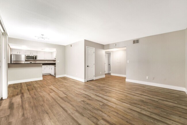 Foto del edificio - Modern Condo in Guard-Gated Community!