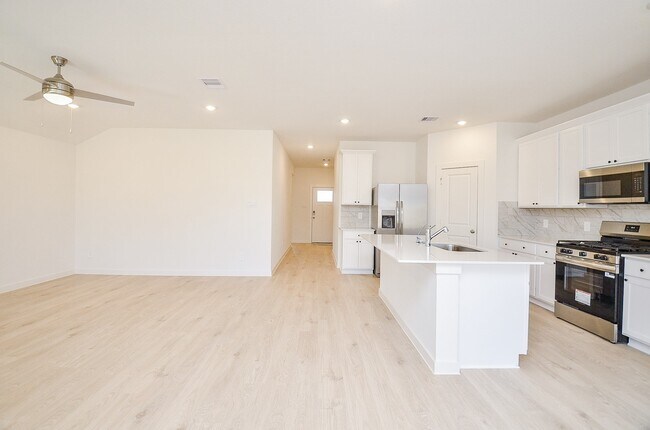 Building Photo - 31134 Royal Acrs Ct