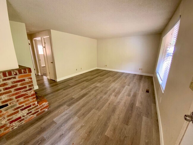 Foto del edificio - Nicely Renovated 2 Bedroom, 1 Bath Duplex ...